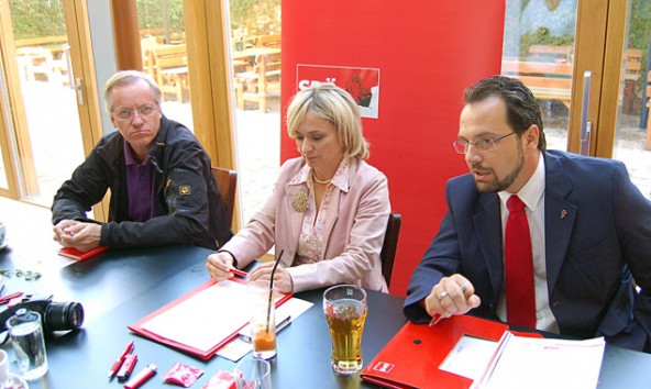 Eisenbahner Willi Lackner, Bürgermeisterin Elisabeth Blanik und der SP-Nationalratskandidat Karl Zabernig macht ihrem Ärger nach dem Bahngipfel Luft. 
