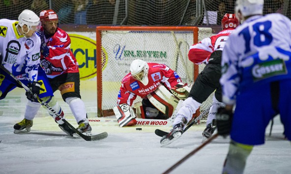 Lienz-Goalie Vorname Nachname hatte beim Auftakt der 1. Kärntner Division in Huben alle Hände voll zu tun. Fotos: Expa/Groder