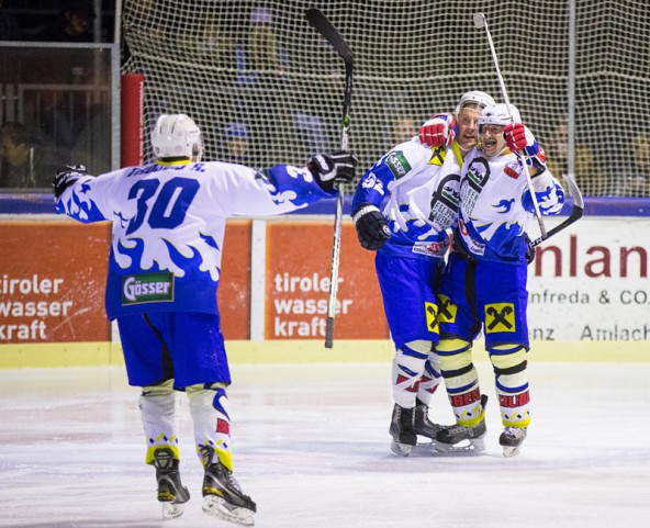 Sieben Mal hatten die Iseltaler Eisbären beim Auftaktspiel gegen den Lokalrivalen aus Lienz Grund zum Jubeln.